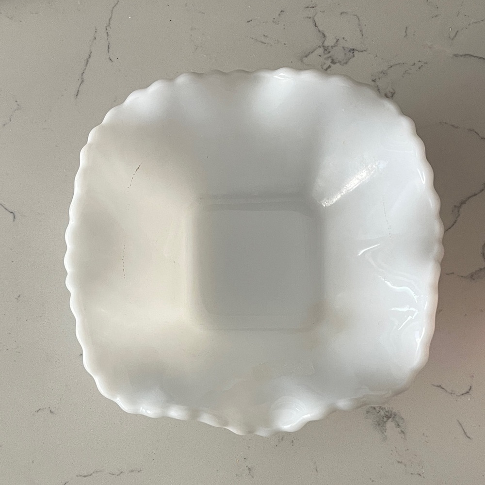 Milk glass Classic White Scalloped Serveware Bowl